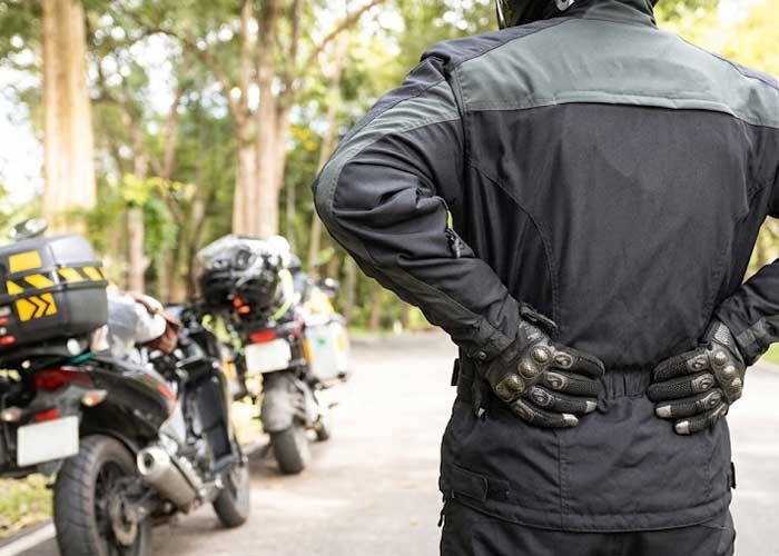 چرا موتورسواری برای کمر مضر است؟